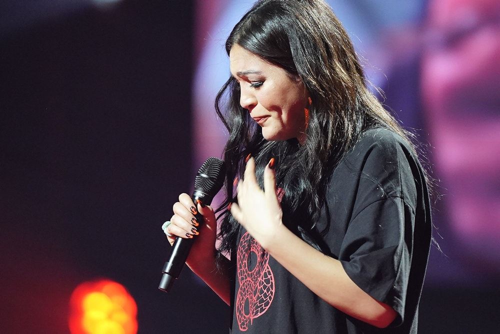x-factor deltageren hiba bryder sammen på scenen