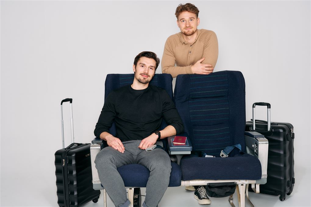 To mænd med kufferter