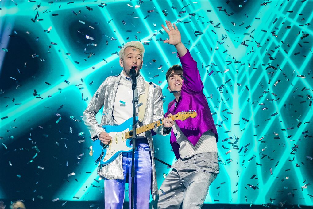 To musikere på scenen med konfetti overalt