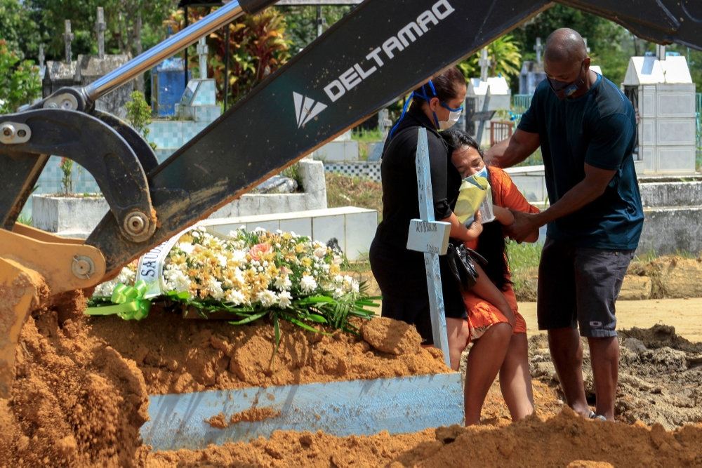 grædende kvinde ved gravsted i brasilien