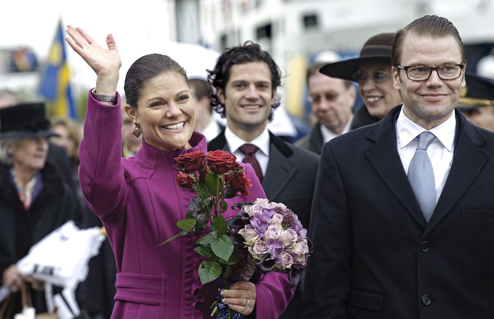 Victoria vinker, med Daniel ved sin side.