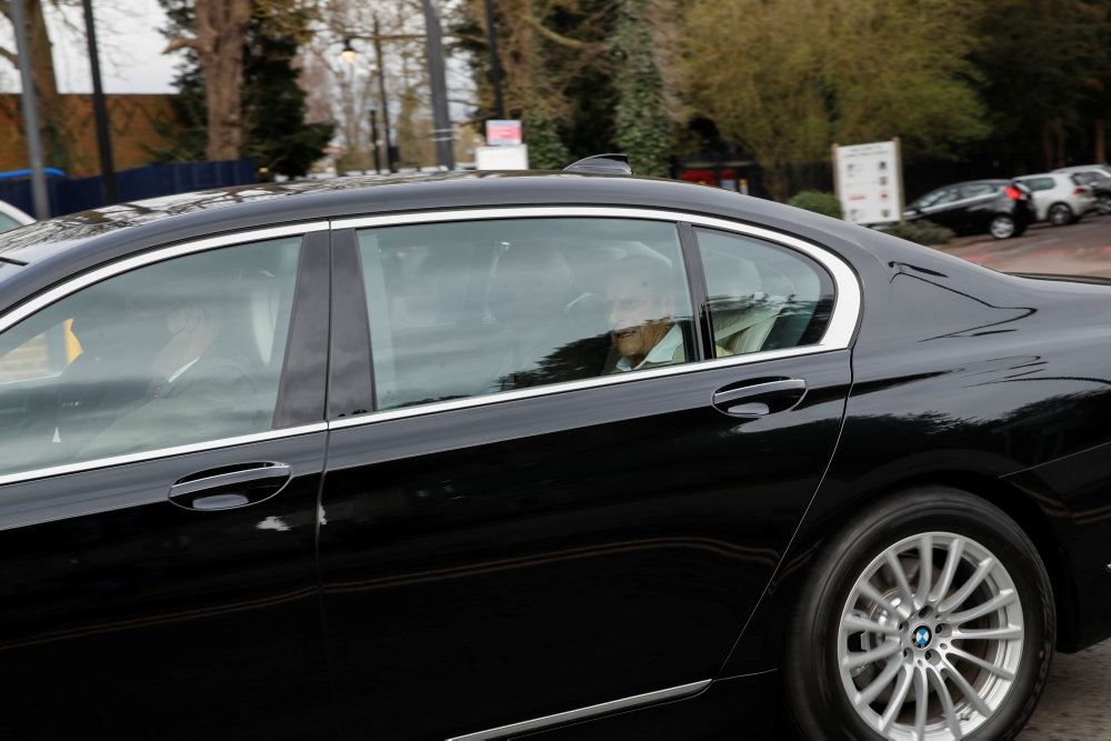 prins philip forlader hospitalet i en sort bil 