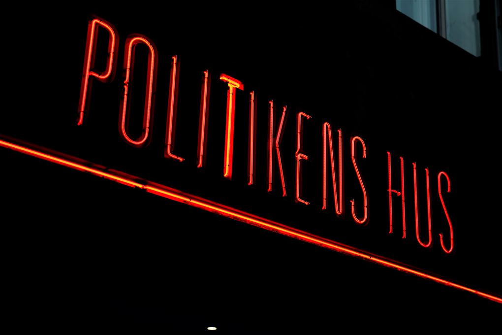 Politikens Hus i neonlys