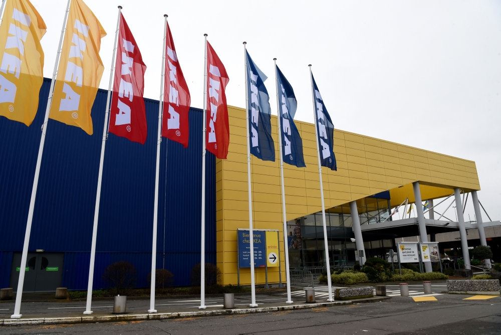 IKEA butik udefra med gule, rød og blå flag. 