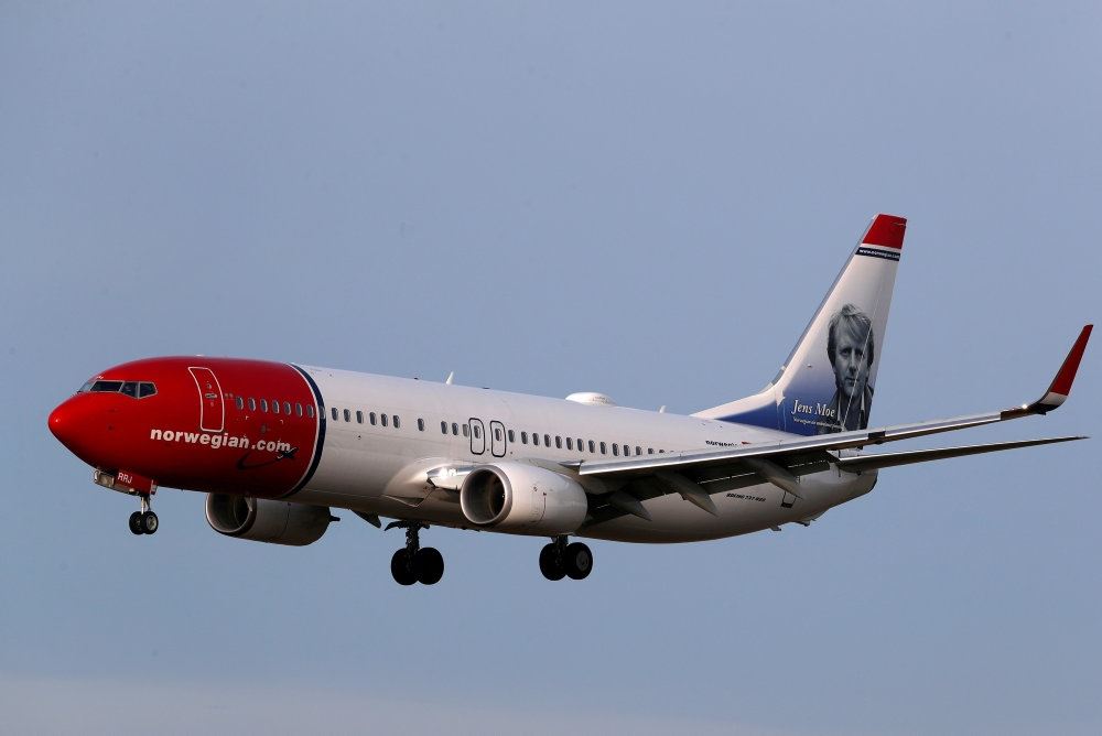 Et Norwegian-fly på vej til landing