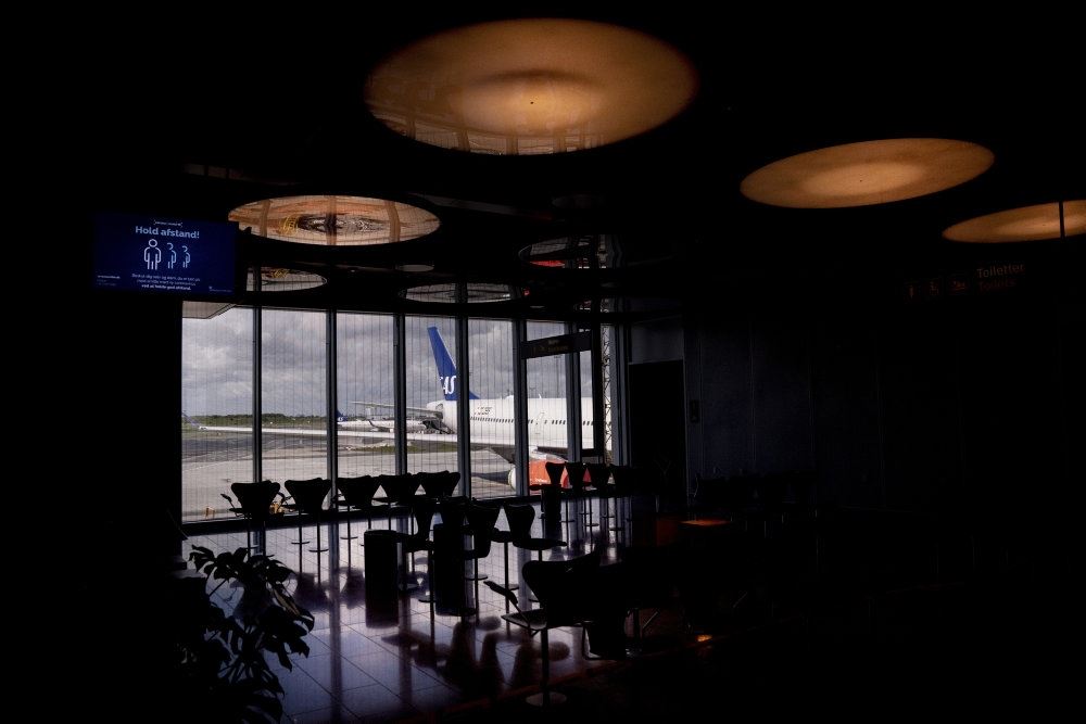 en terminal med fly i vinduet