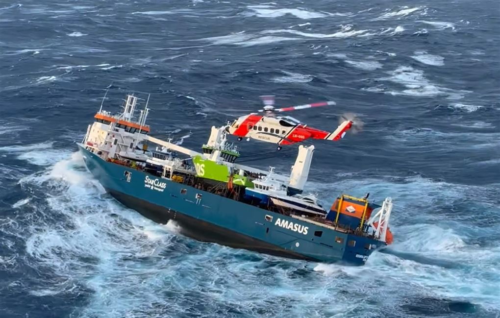 redningshelikopter i luften over skib 