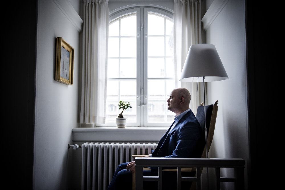 Jakob Engel-Schmidt set i profil siddende i en stol ved et vindue på Christiansborg