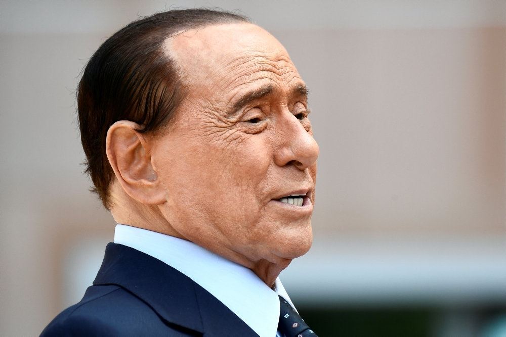 Silvio Berlusconi set i profil