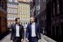 To fyre i jakkesæt på en gade i København