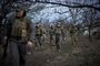 ukrainske soldater går i skov