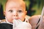 baby kigger med stofble i munden