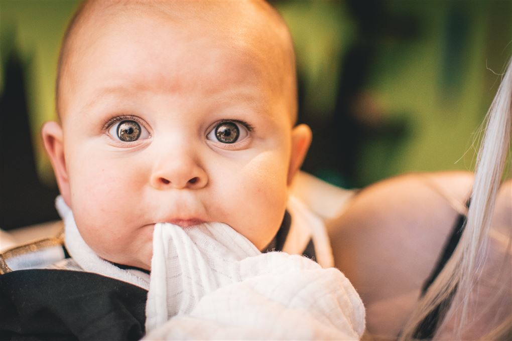 baby kigger med stofble i munden