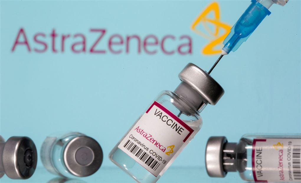 kanyle på vej ind i glas med coronavaccine fra AstraZeneca