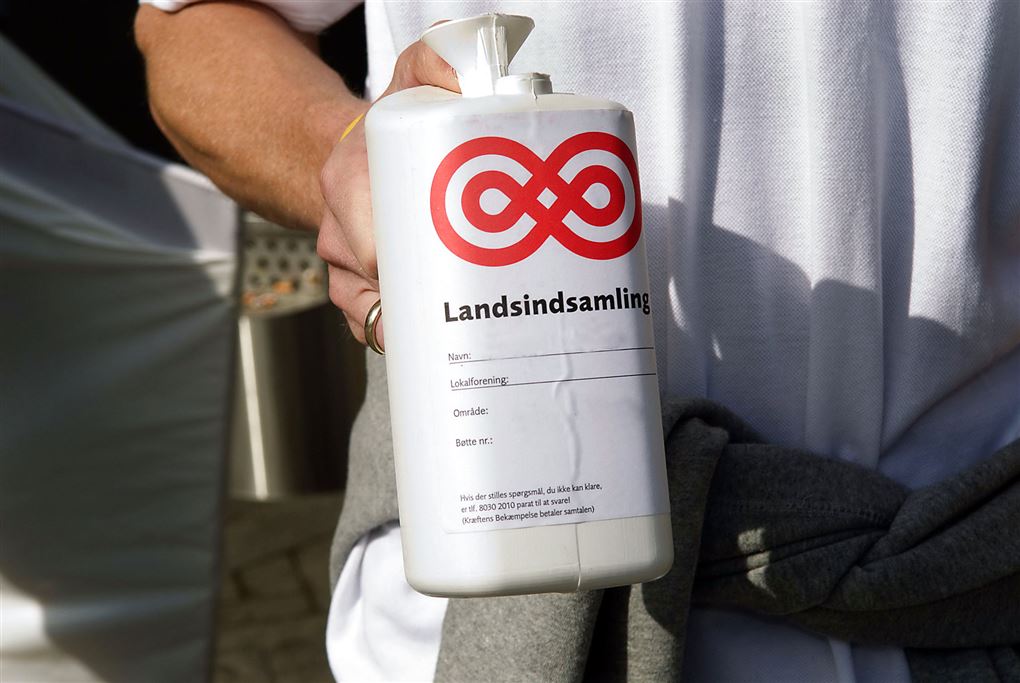 person går med indsamlingsbøsse i hånden