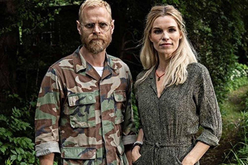 Carsten Bjørnlund og Marie Bach Hansen står i militærtøj