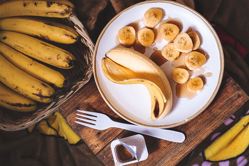 En tallerken med banan skåret i skiver