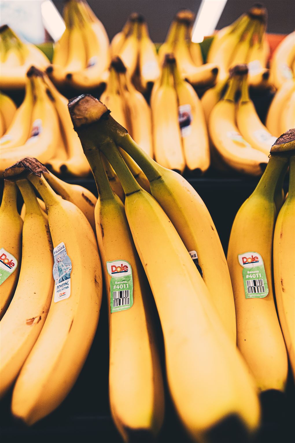 En masse bananer i et supermarked