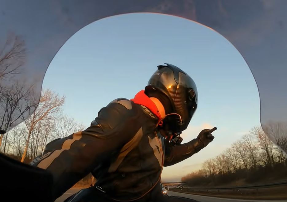 motorcyklist giver fuckfinger til politiet på motorvej