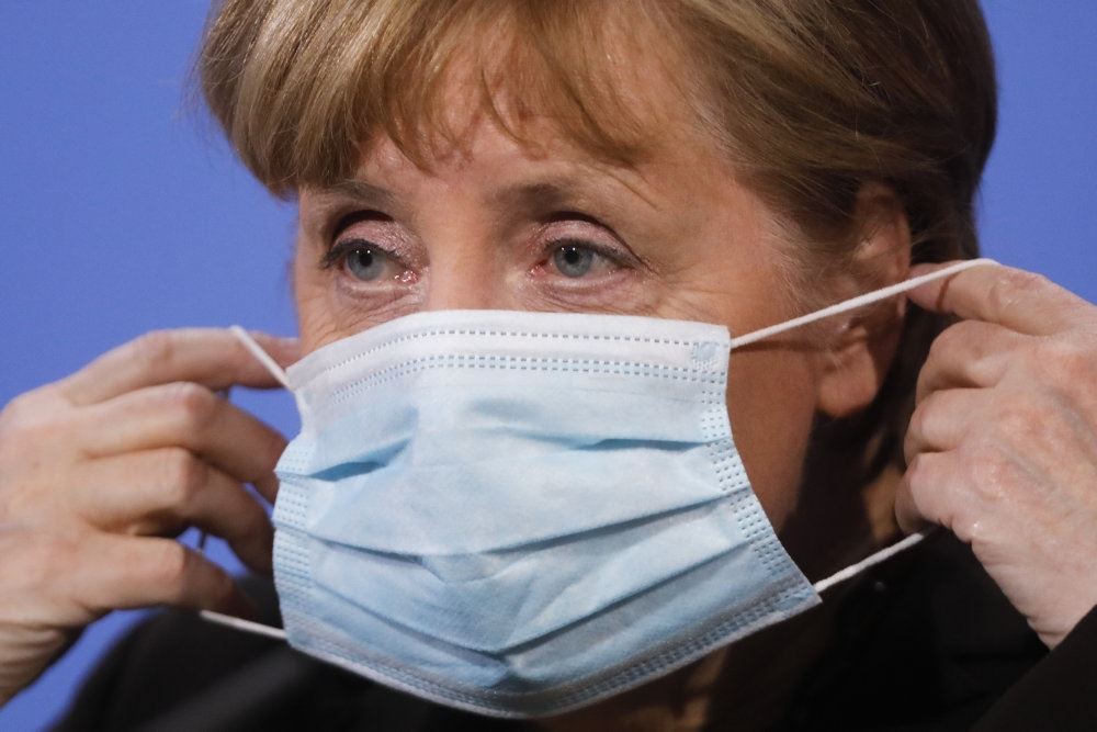 Merkel med mundbind
