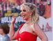 Britney Spears vinker til fans.