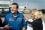 En astronaut med sin familie på landingsbane