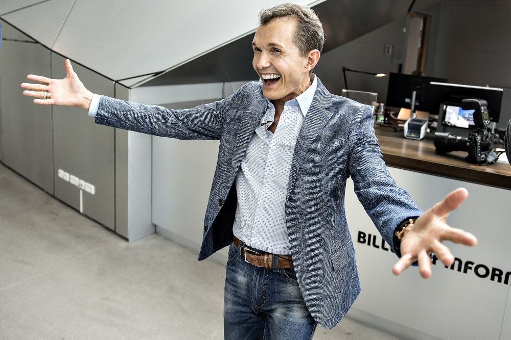 ole henriksen smiler og slår ud med armene 