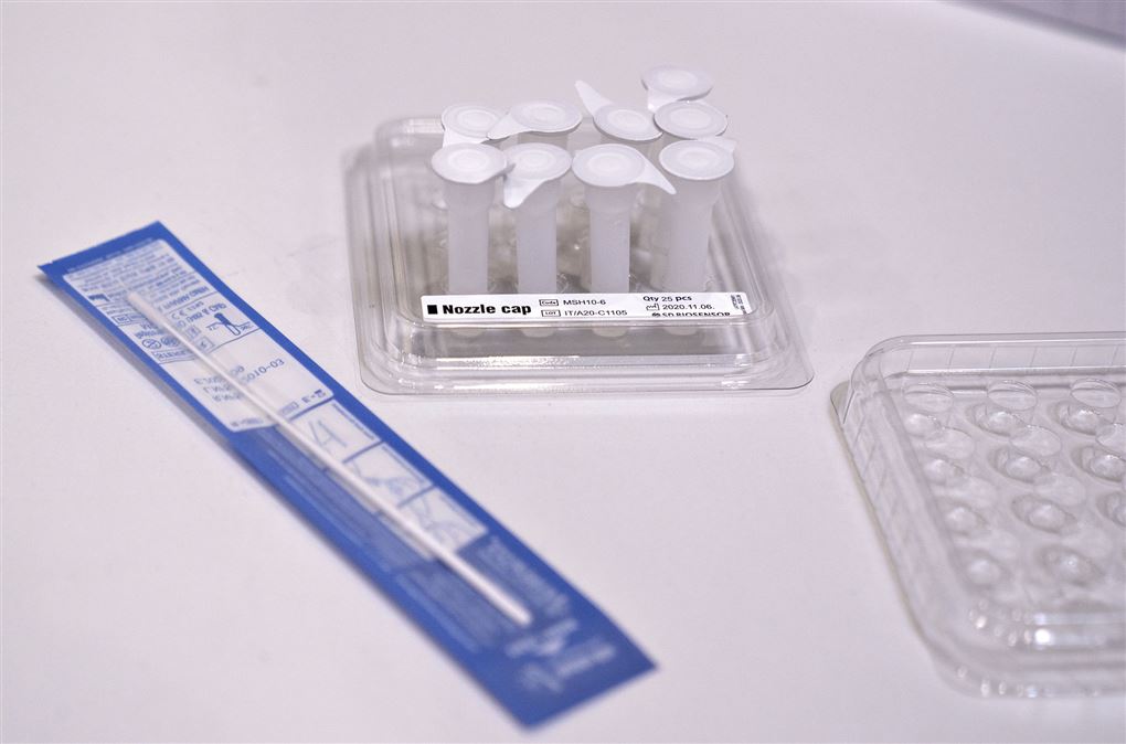 testudstyr til coronatest ligger på bord