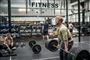 mand løfter jen i fitnesscenter