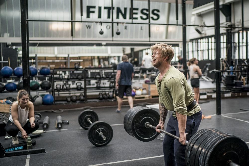 mand løfter jen i fitnesscenter