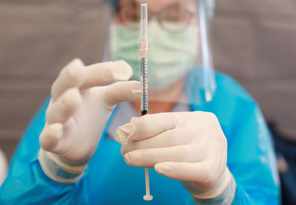 kvinde med kanyle med vaccine