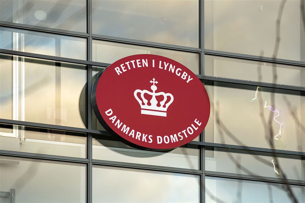 skilt hænger foran retten i Lyngby