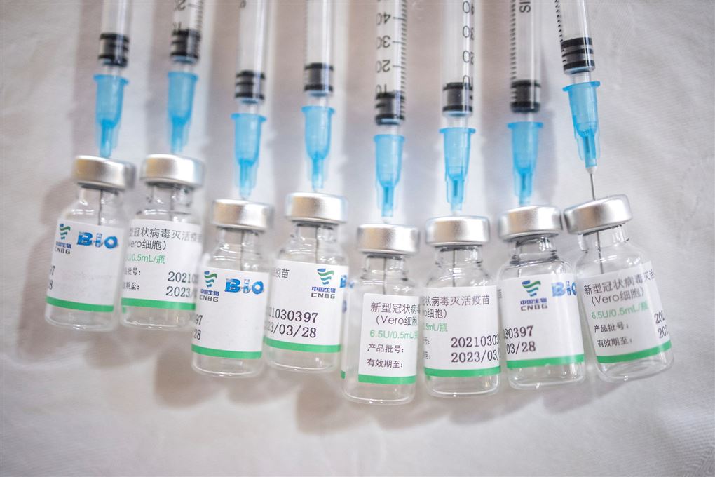 Flere vaccineglas med kanyler i toppen ligger klar. 