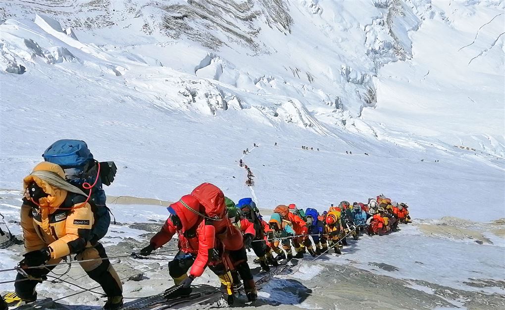 bjerbestigere i lang kø på vej op af Mount Everest 