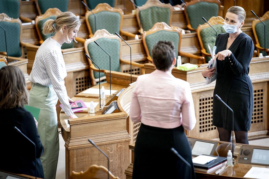 Lederen af De Radikale, SF og Socialdemokratiet, Sofie Carsten Nielsen, Pia Olsen Dyhr og Mette Frederiksen i snak i Folketinget.