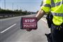 politimand holder rødt stopskilt 