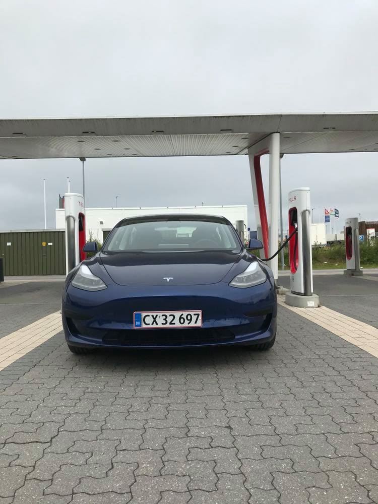 En blå Tesla 3 oplader