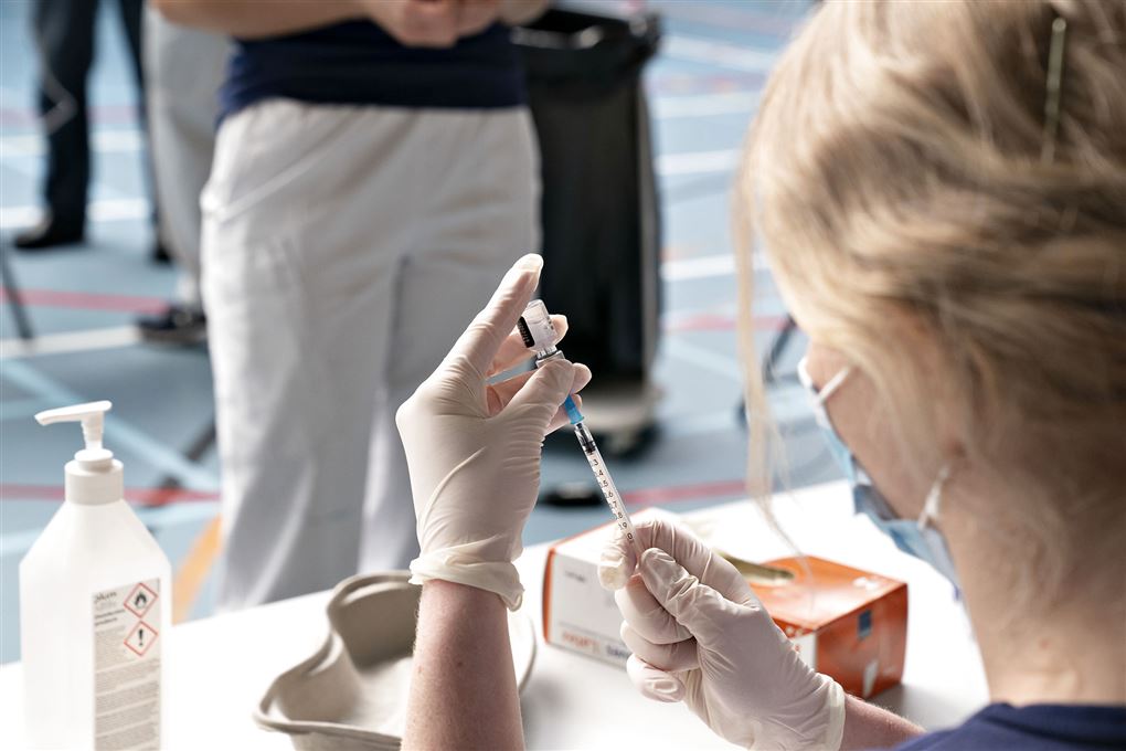 Vaccine injiceres i sprøjte