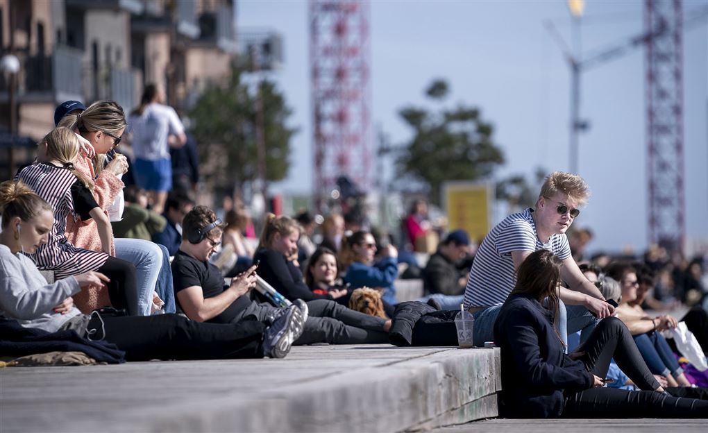 unge mennesker sidder tæt i solen