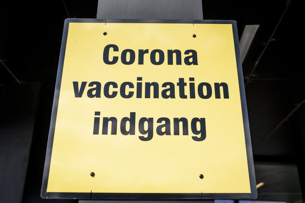 skilt ved indgang til coronavaccination
