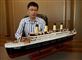 Kineser med model af Titanic