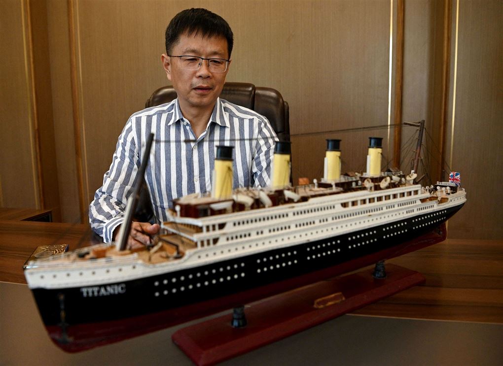 Kineser med model af Titanic