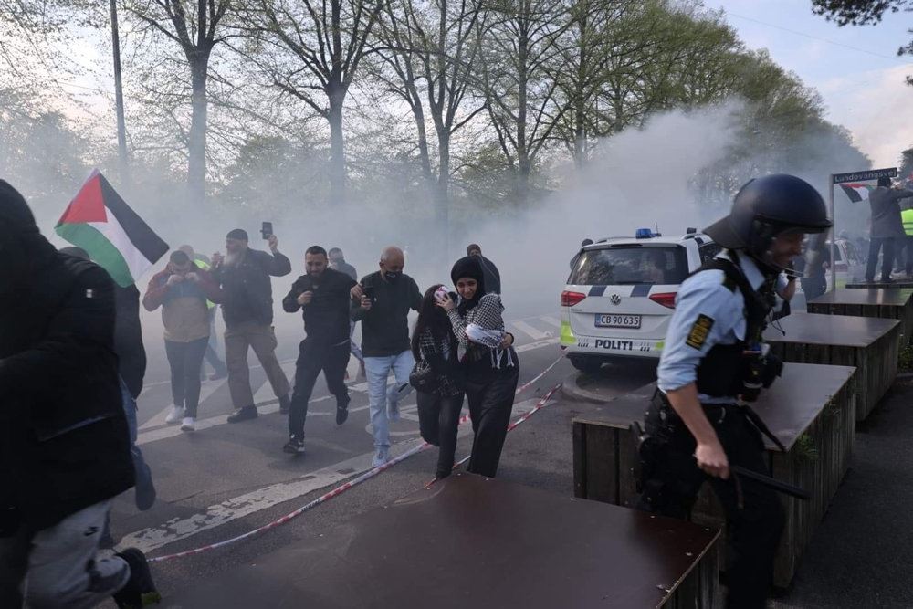 Røg og ballade og demonstranter