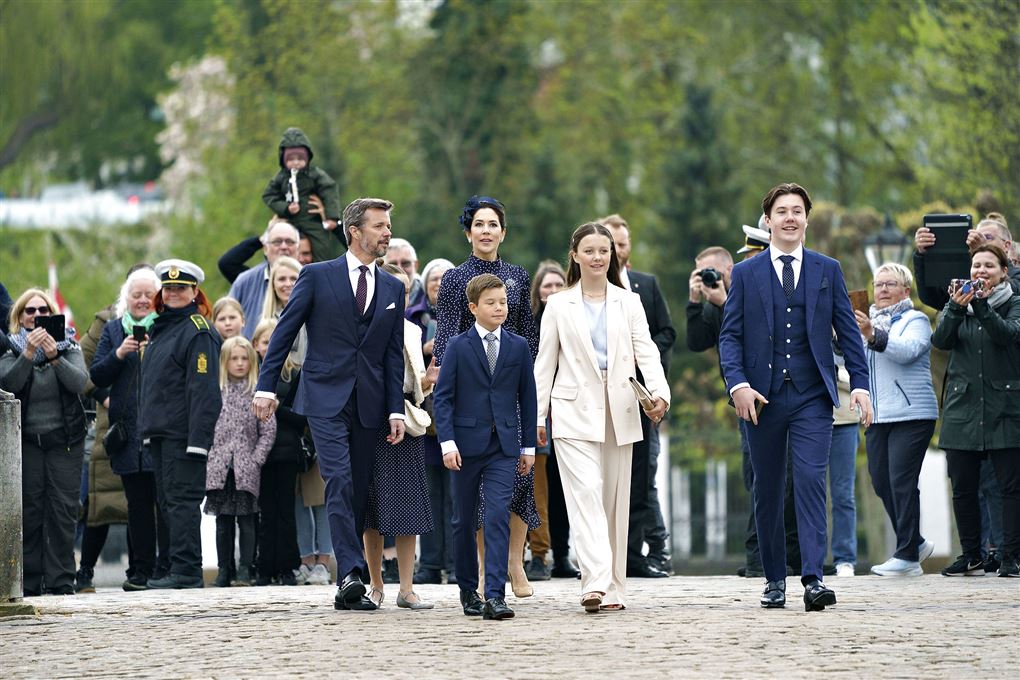 Kronprinsfamilien på vej over slotspladen i Fredensborg