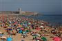 Strand proppet med turister