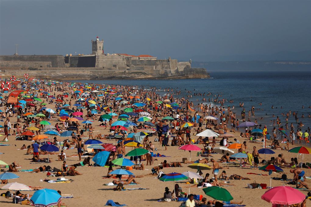 Strand proppet med turister