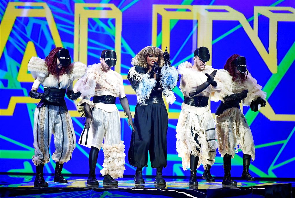 Maskede deltagere på scenen ved Eurovision