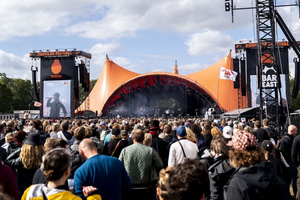 publikum foran orange scene på roskilde festival 