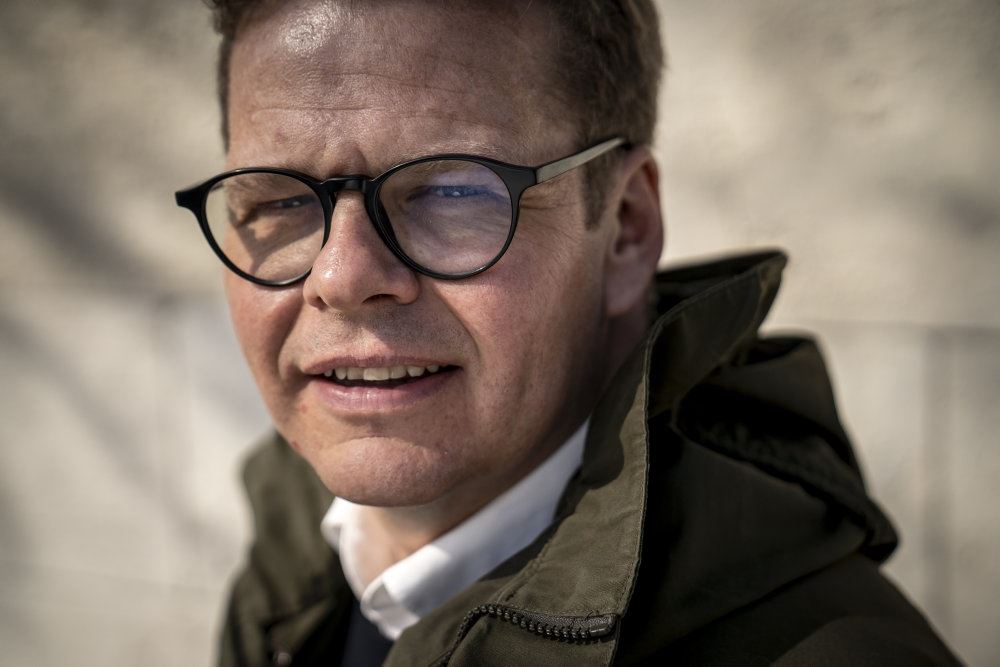 anders langballe står udenfor iført jakke