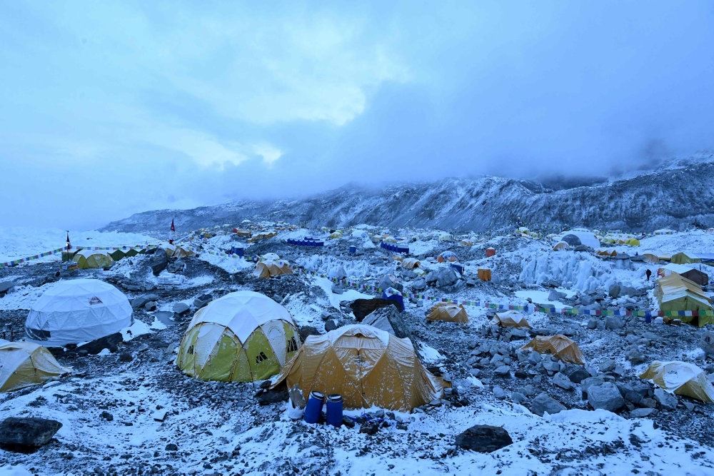 En teltlejr i sne på mount Everest